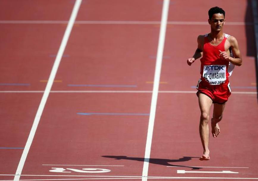 Lo yemenita Abdullah Al-Qwabani gareggia scalzo nelle qualificazioni dei 5000 a Pechino.  arrivato ultimo con 16:02.55, primato personale. Getty